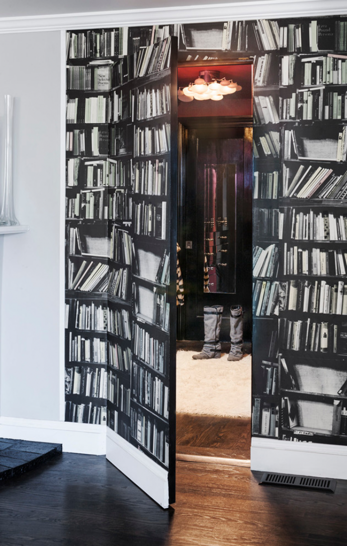 Ușa și o parte a peretelui sunt decorate cu un imprimeu de carte.