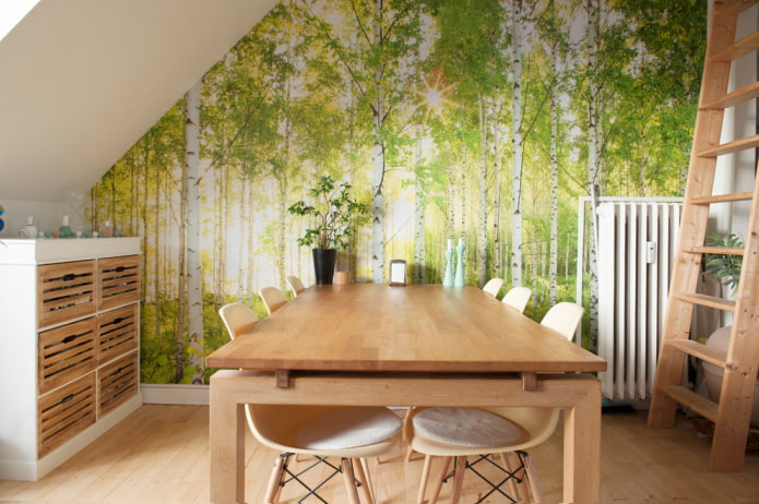 dinding di ruang makan ditutup dengan mural dengan imej pokok (birch)