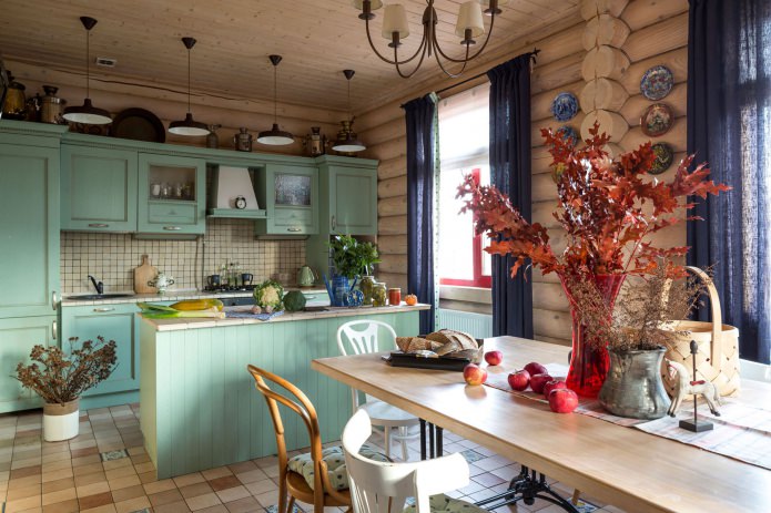 virtuvės dizainas mediniame rąstiniame name