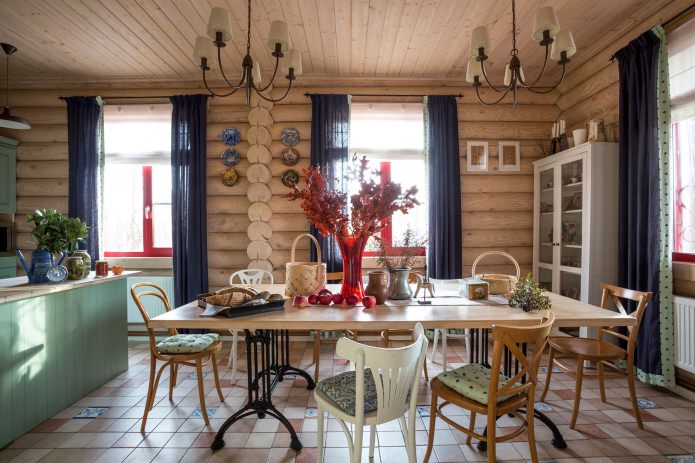 progettazione di una sala da pranzo in una casa di tronchi di legno