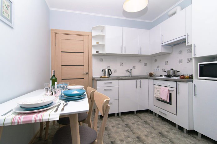balta virtuvė studijos tipo bute