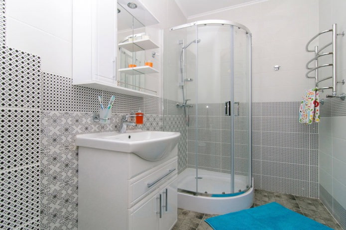 šviesaus vonios kambario su dušu dizainas