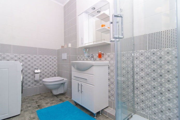 design av ett ljust badrum med dusch