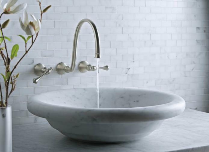 lavandino del bagno in marmo