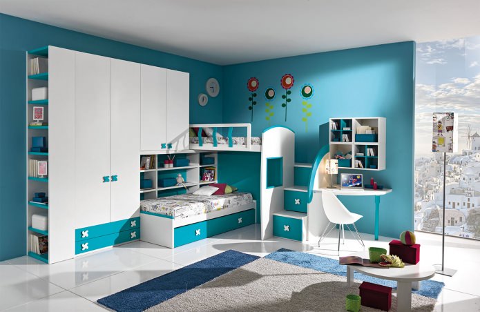 baltas ir turkio spalvos vaikų kambarys