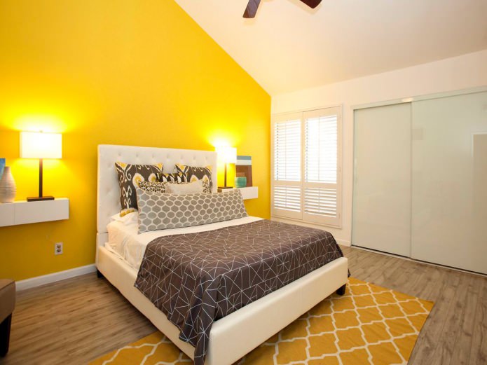 sárga és fehér hálószoba belső