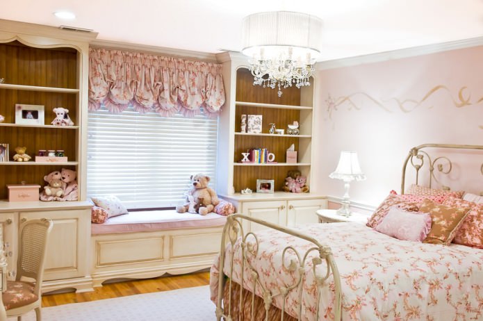 kaimo stiliaus vaikų kambarys rožine spalva