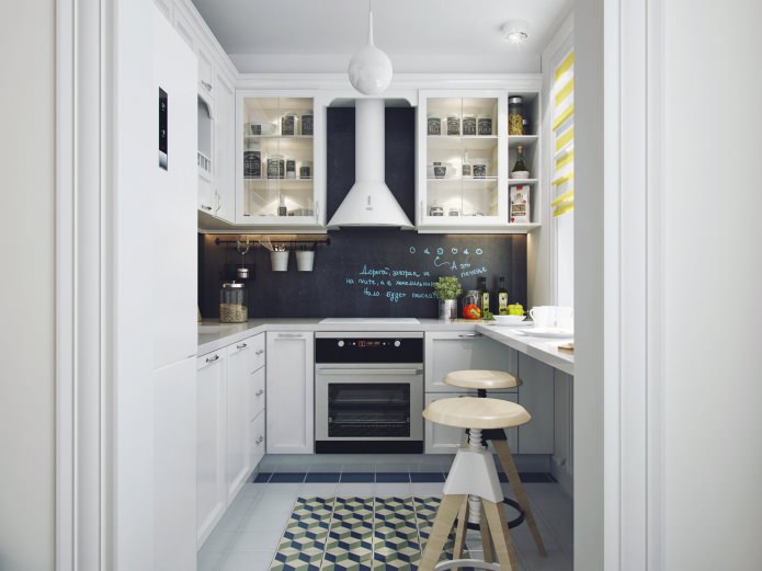 virtuvės interjeras su baltu virtuvės komplektu