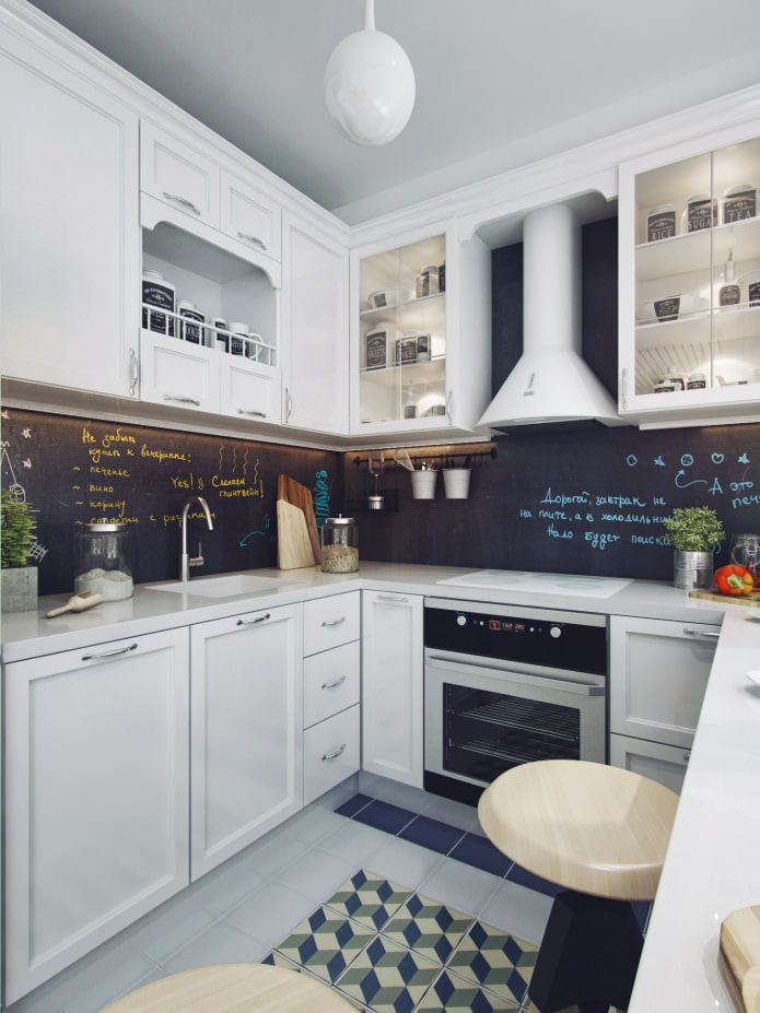 εσωτερικό κουζίνα με λευκό σετ κουζίνας