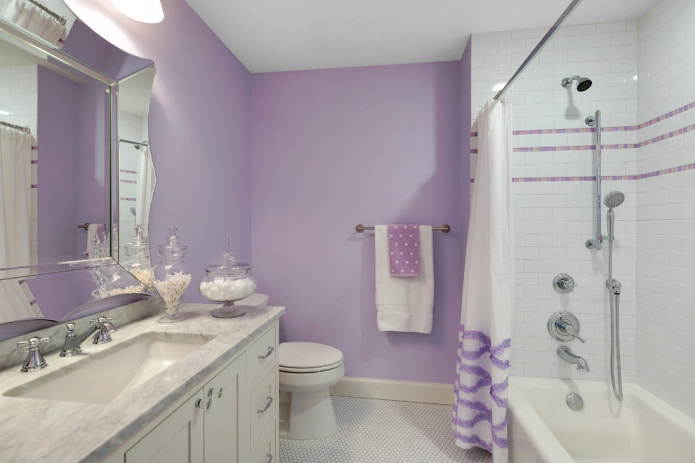 łazienka w kolorze białym i liliowym
