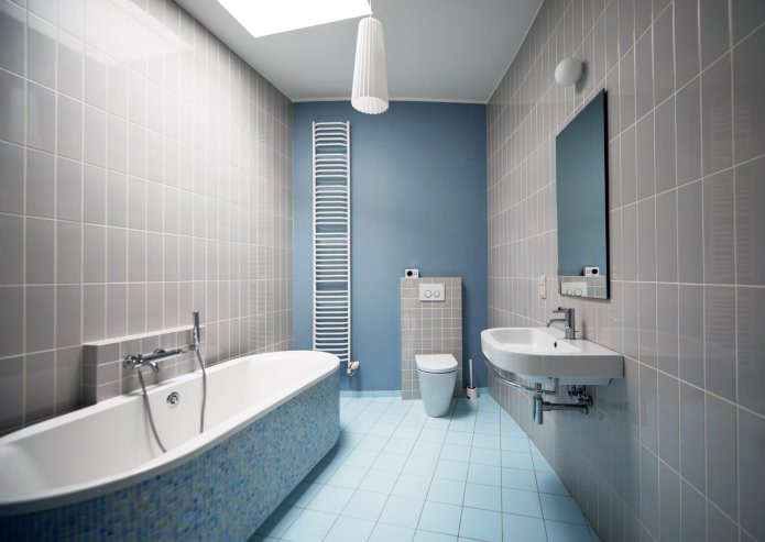 jubin abu-abu di bilik mandi yang digabungkan dengan dinding biru