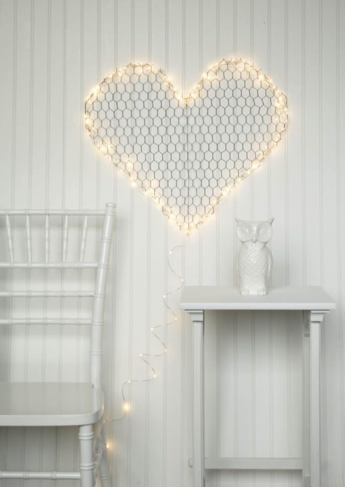 une photo sur le mur en forme de coeur avec une guirlande