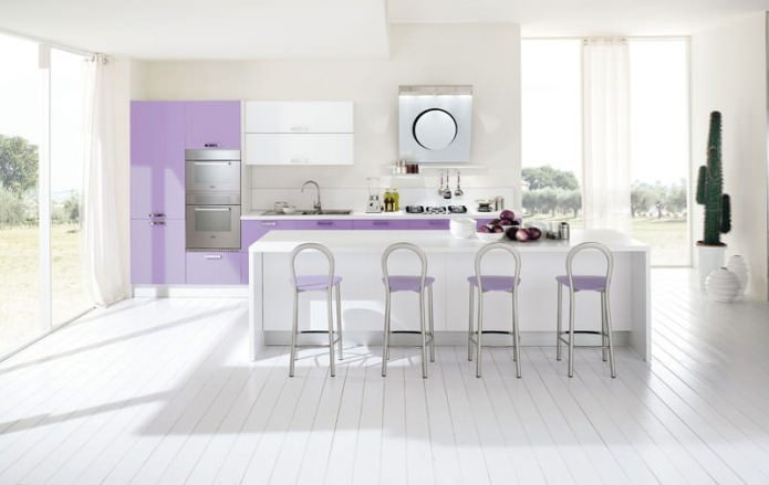 Interior da cozinha branca e lilás