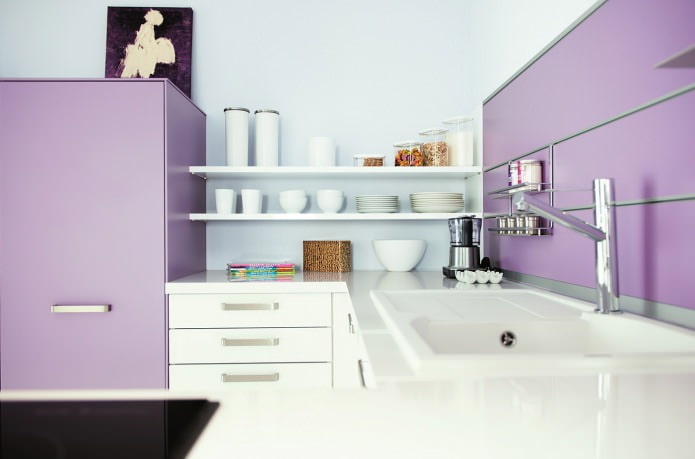 kuchyně v bílé a fialové barvě