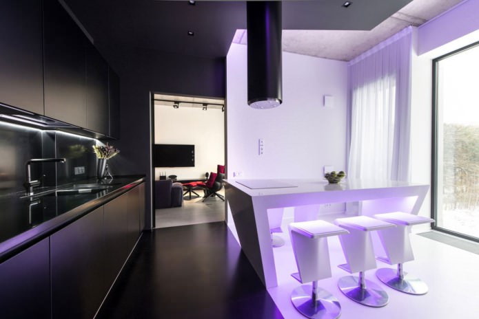 Interior de cocina con iluminación lila.