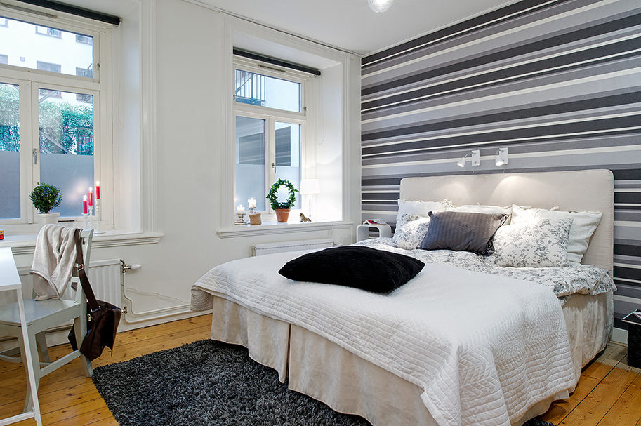 diseño de dormitorio con papel pintado a rayas grises