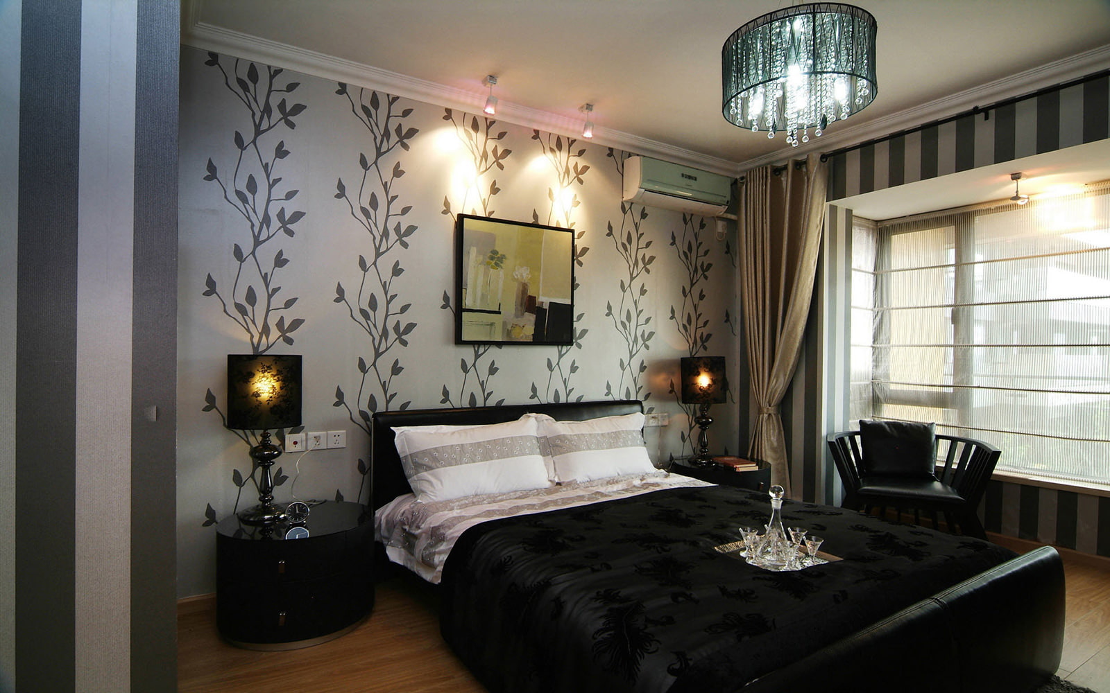 design ložnice s šedou tapetu