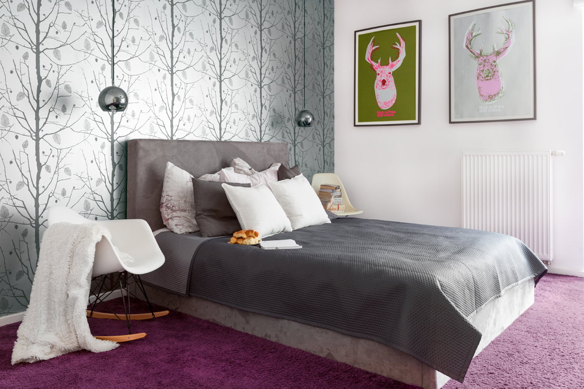 gri duvar kağıdı ile yatak odası tasarımı