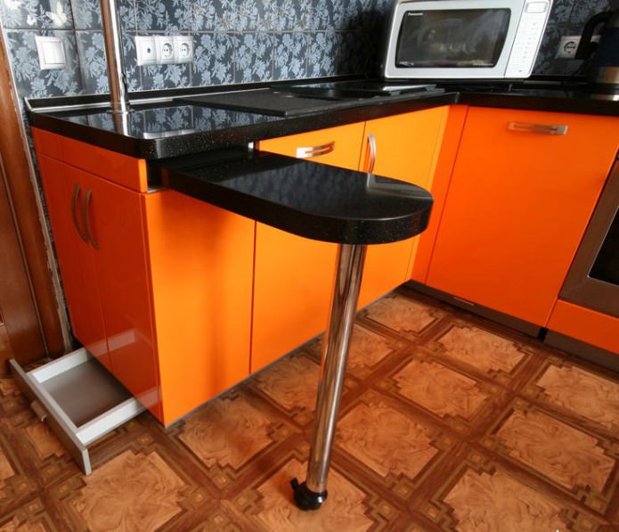 comptoir de bar extensible dans une petite cuisine