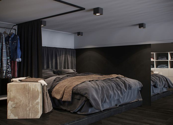 guļamistabas interjers studijas tipa dzīvoklī ar augstiem griestiem