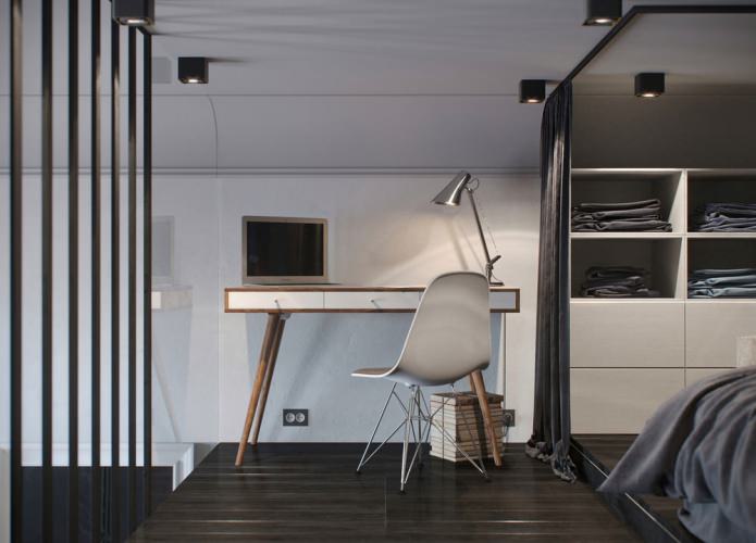 интериор на спалнята с работно място в студио апартамент с високи тавани