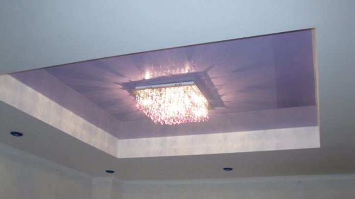 Illuminazione della cucina con soffitto teso