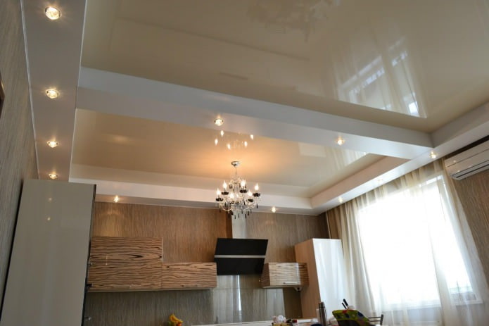 plafond suspendu avec lustre dans la cuisine