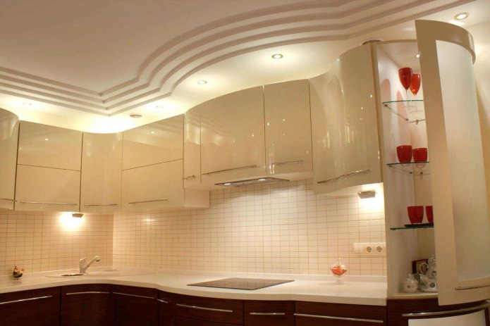 Plafond en plaques de plâtre en couches dans la cuisine