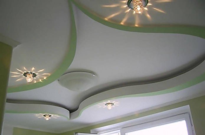Conception de plafond en placoplâtre dans la cuisine