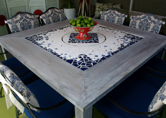 stalas su mozaikine stalviršiu virtuvės interjere