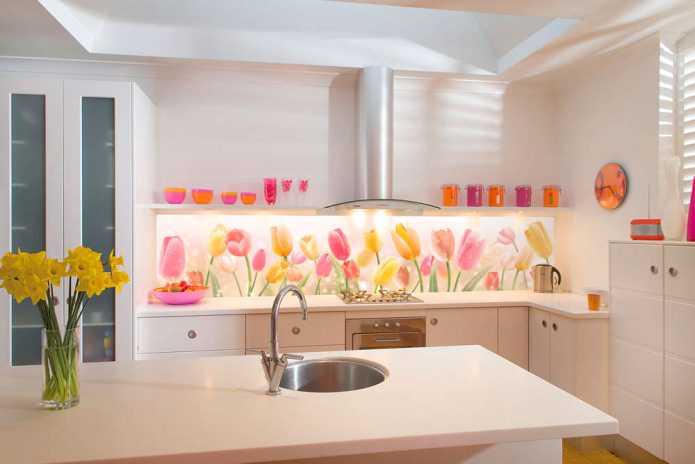 tạp dề nhà bếp với hoa tulip