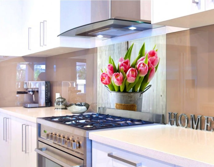 Tabliers de cuisine en verre avec des fleurs