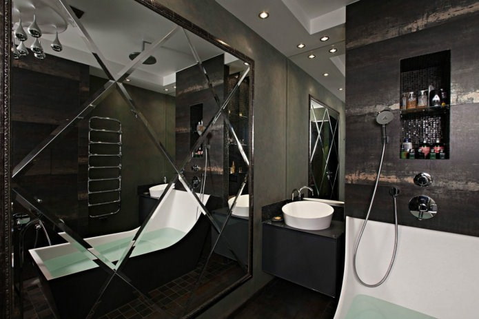 Carreaux de miroir à l'intérieur de la salle de bain