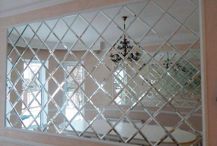 Zrcadlové dlaždice v interiéru