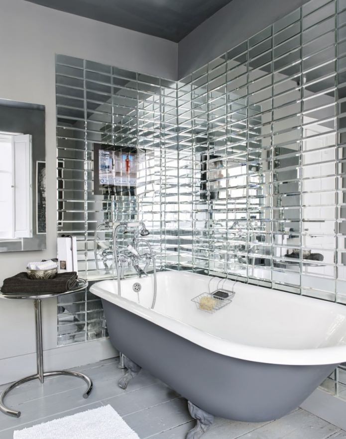 Spegelplattor i badrumsinredningen