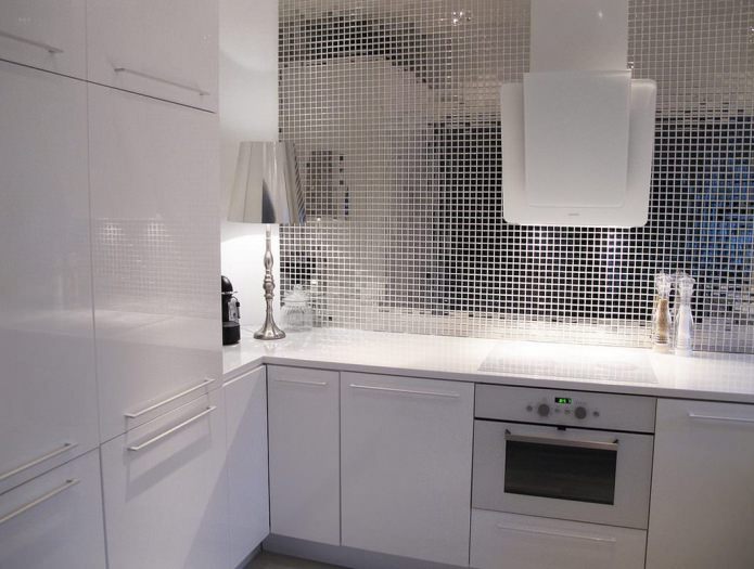 Mirror tiles in the interior of the kitchen