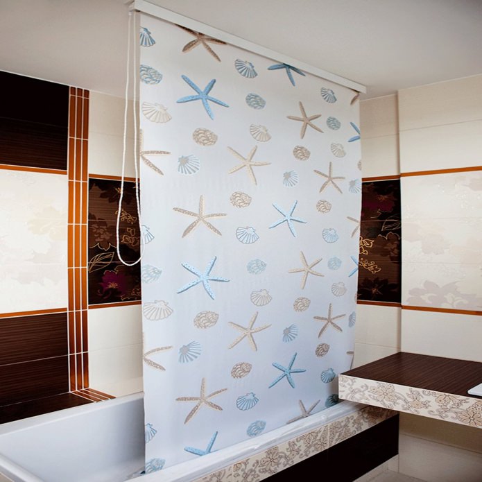 rideau pour une salle de bain avec une corniche au plafond