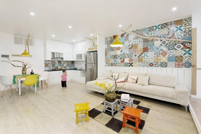 Azulejos estilo patchwork en la sala de estar