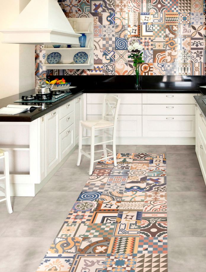 Piastrelle stile patchwork sul pavimento e grembiule da cucina