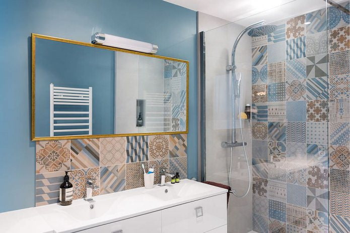 Azulejos estilo patchwork en el baño.