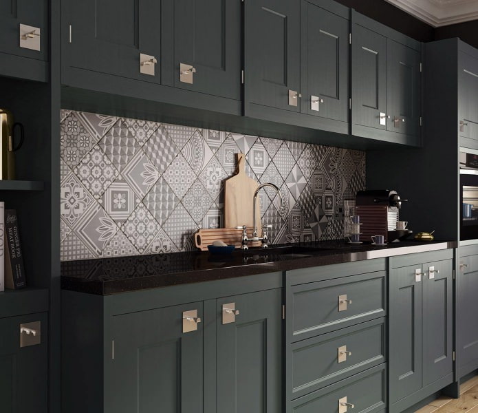 Colcha de retalhos de azulejos no interior da cozinha