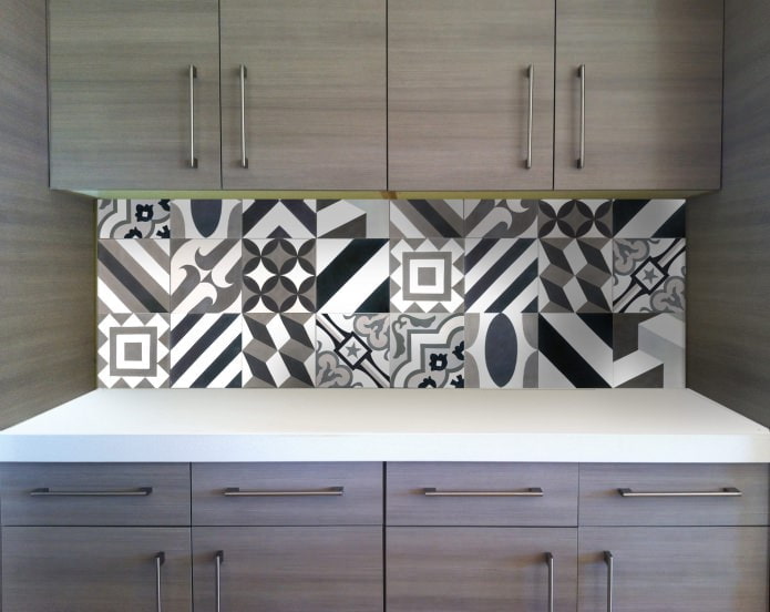 Patchwork fliser i minimalistisk stil i køkkenet