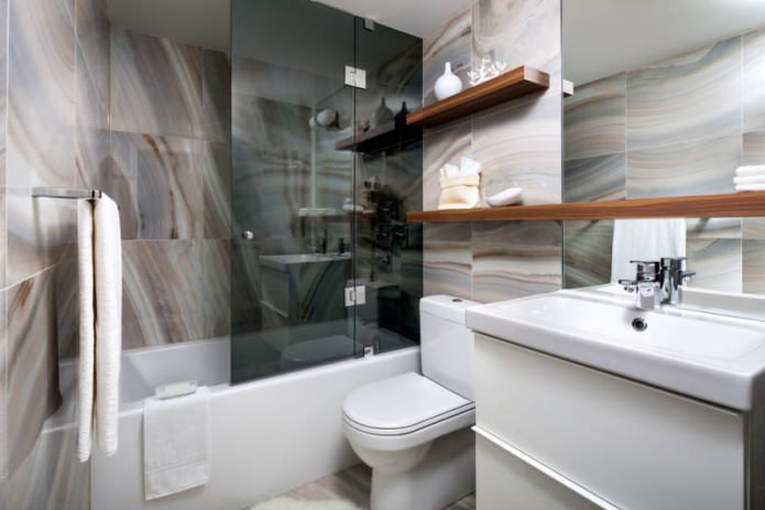 Design af et lille badeværelse med toilet