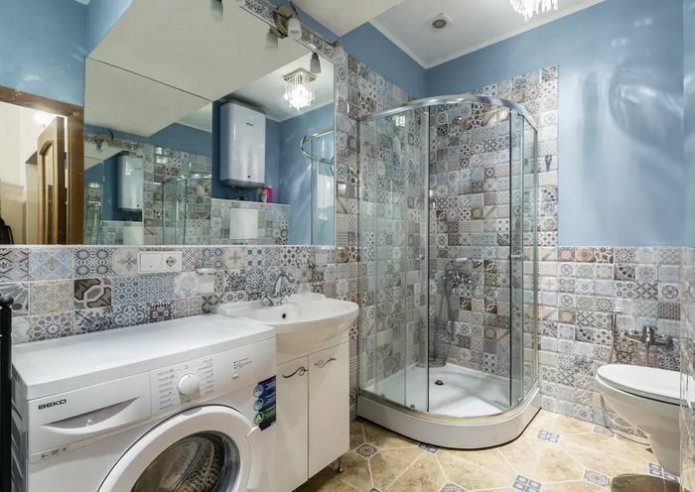 cabina de ducha en el baño combinado