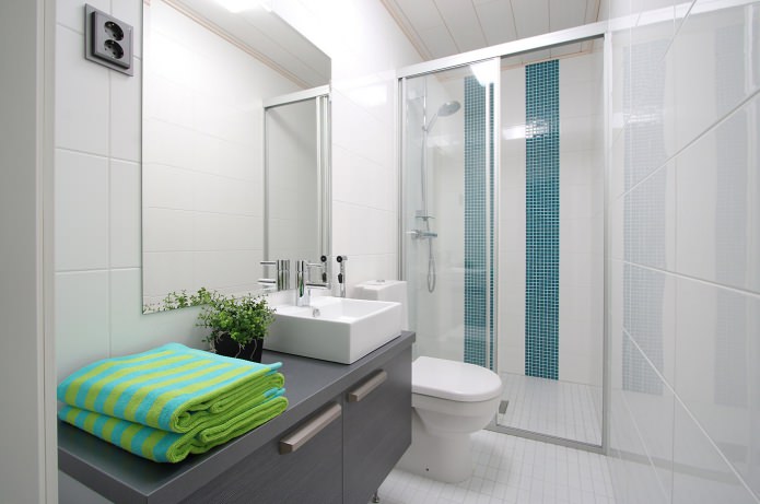 Conception d'une petite salle de bain avec douche dans un style moderne