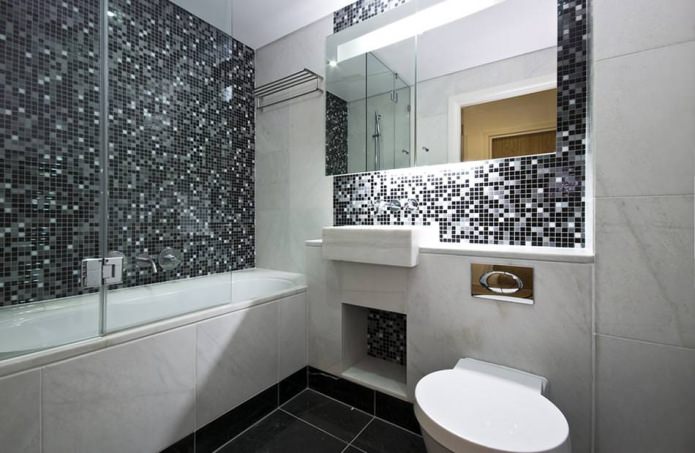 Design av ett litet badrum med toalett