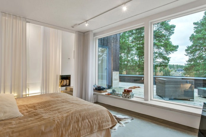 Σχεδιασμένο υπνοδωμάτιο με πανοραμικά παράθυρα