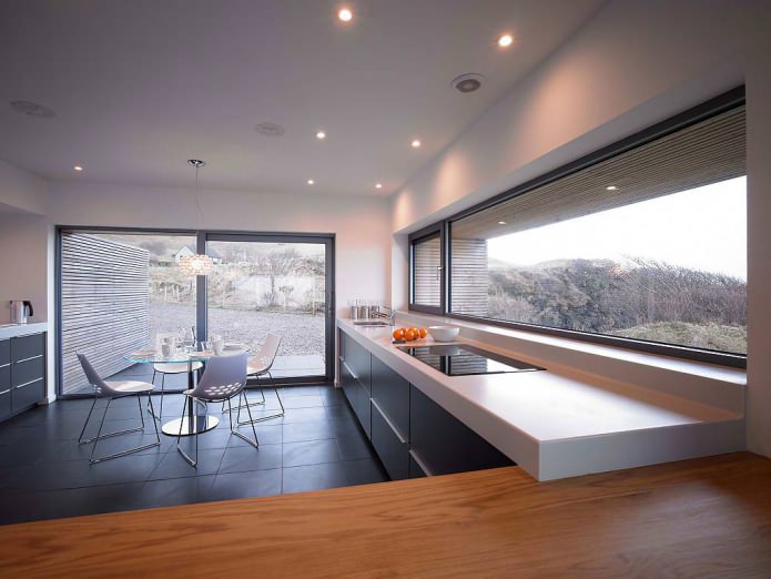 Design de cozinha com janelas panorâmicas