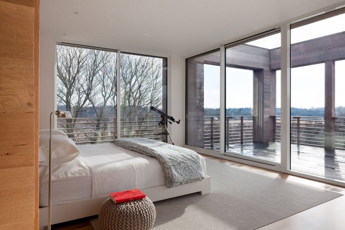 Chambre design avec fenêtres panoramiques