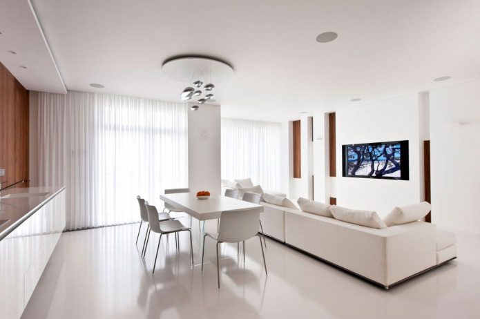 Panoramik pencerelere sahip bir mutfak-oturma odası tasarımı